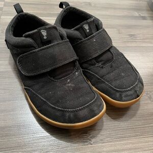 Kids’ Splay Explore size 4 black with gum sole